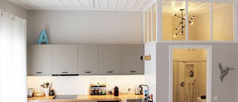 Fridge, oven, stovetop, coffee/tea maker