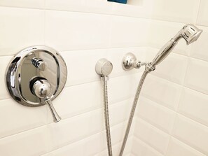 Een douche, een haardroger, handdoeken, zeep