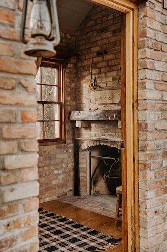 Experience Beautiful Pioneer Home In Nauvoo!