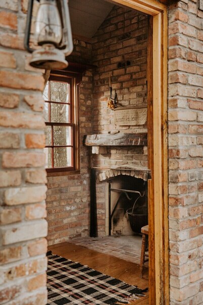 Experience Beautiful Pioneer Home In Nauvoo!