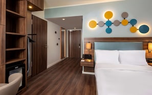 Studio Suite, 1 King Bed | In-room safe, desk, laptop workspace, soundproofing