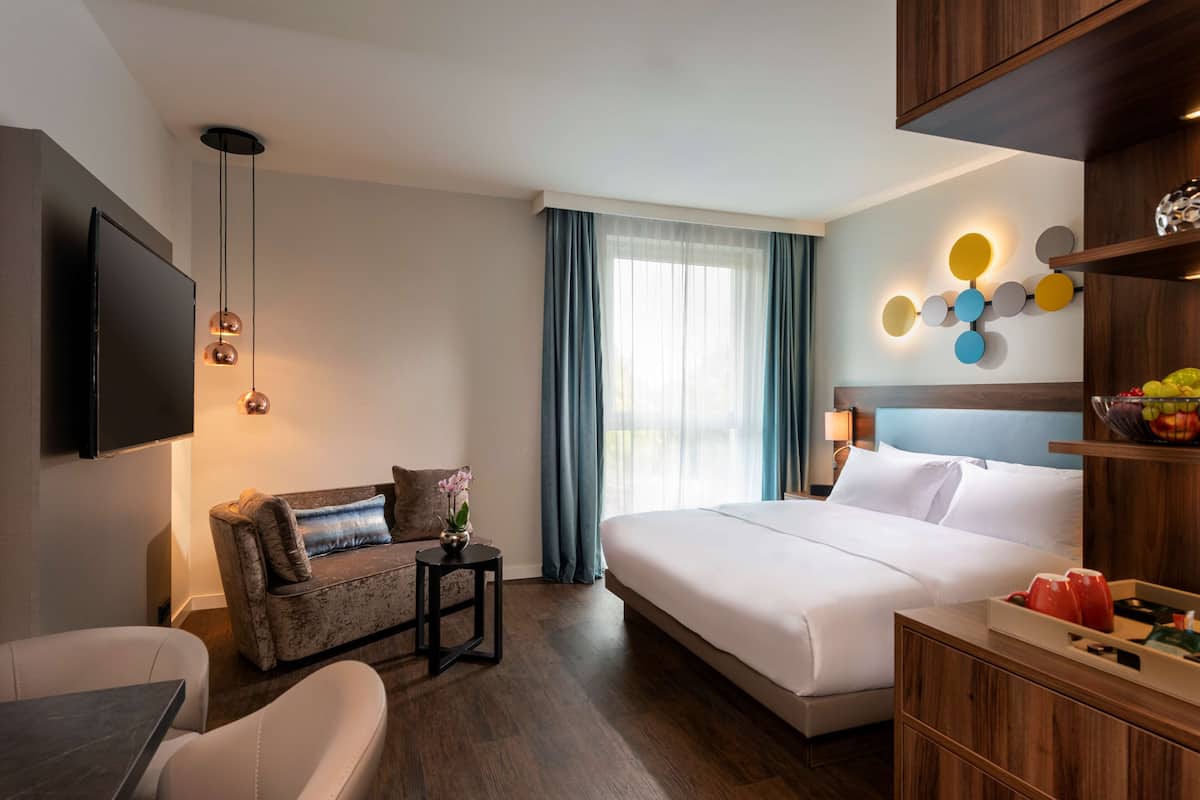 Suite monolocale, 1 letto king | Cassaforte in camera, una scrivania, postazione laptop, insonorizzazione
