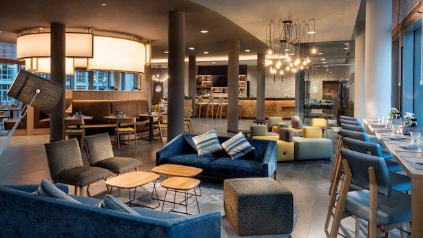 Un hall d’entrée spacieux avec des coins salon, un bar et un restaurant.