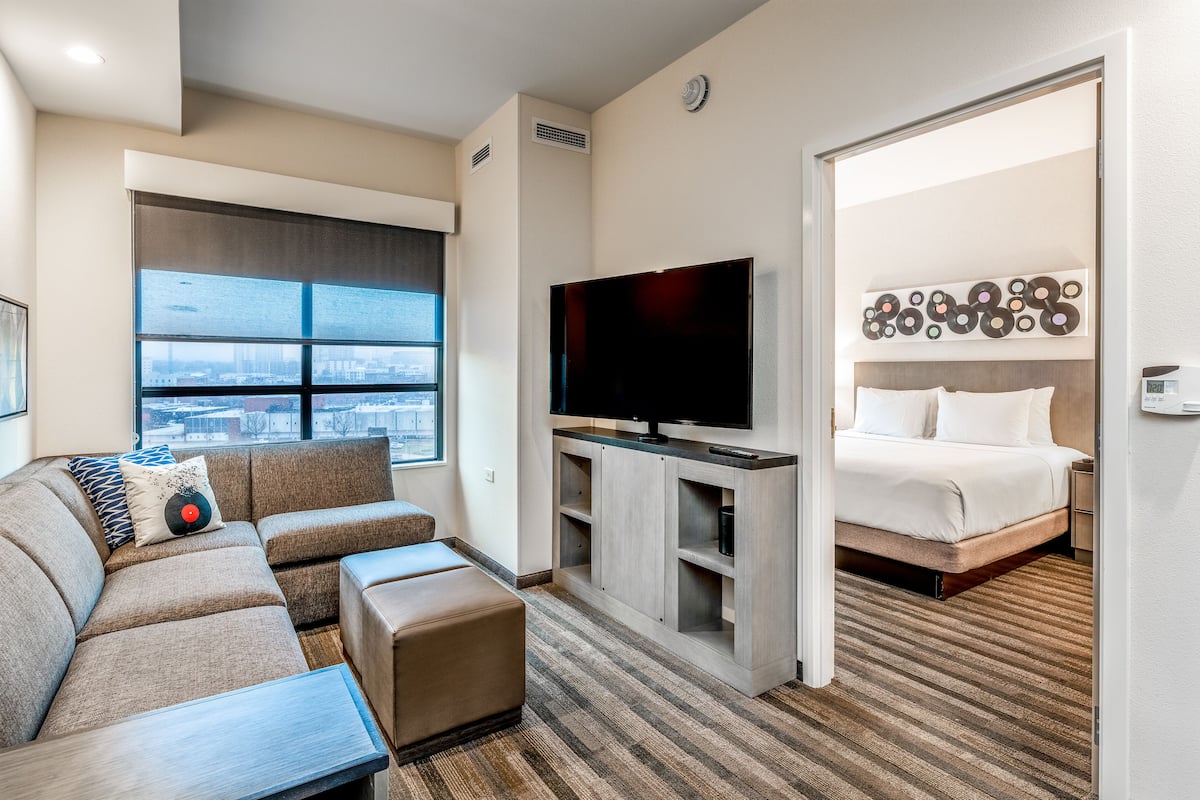 suite, 1 bedroom | in-room safe, desk, iron/ironing board, free cots/infant beds