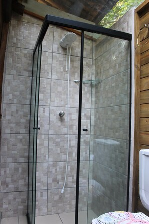 Chalet, pemandangan laguna, area taman | Kamar mandi | Shower, handuk, sabun, dan tisu toilet