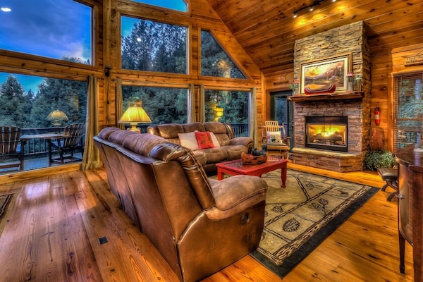 Flatskjerm-TV, peis, videospill og DVD-spiller