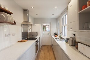 Kühlschrank, Mikrowelle, Ofen, Geschirrspüler
