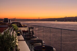 Lunch and dinner served, ocean views - JW Marriott Istanbul Bosphorus (Istanbul)