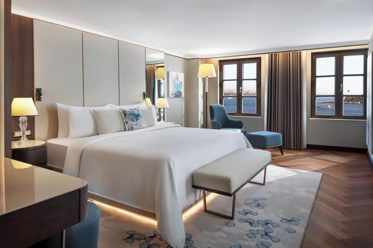 Ylelliset vuodevaatteet, minibaari, tallelokero huoneessa, työpöytä