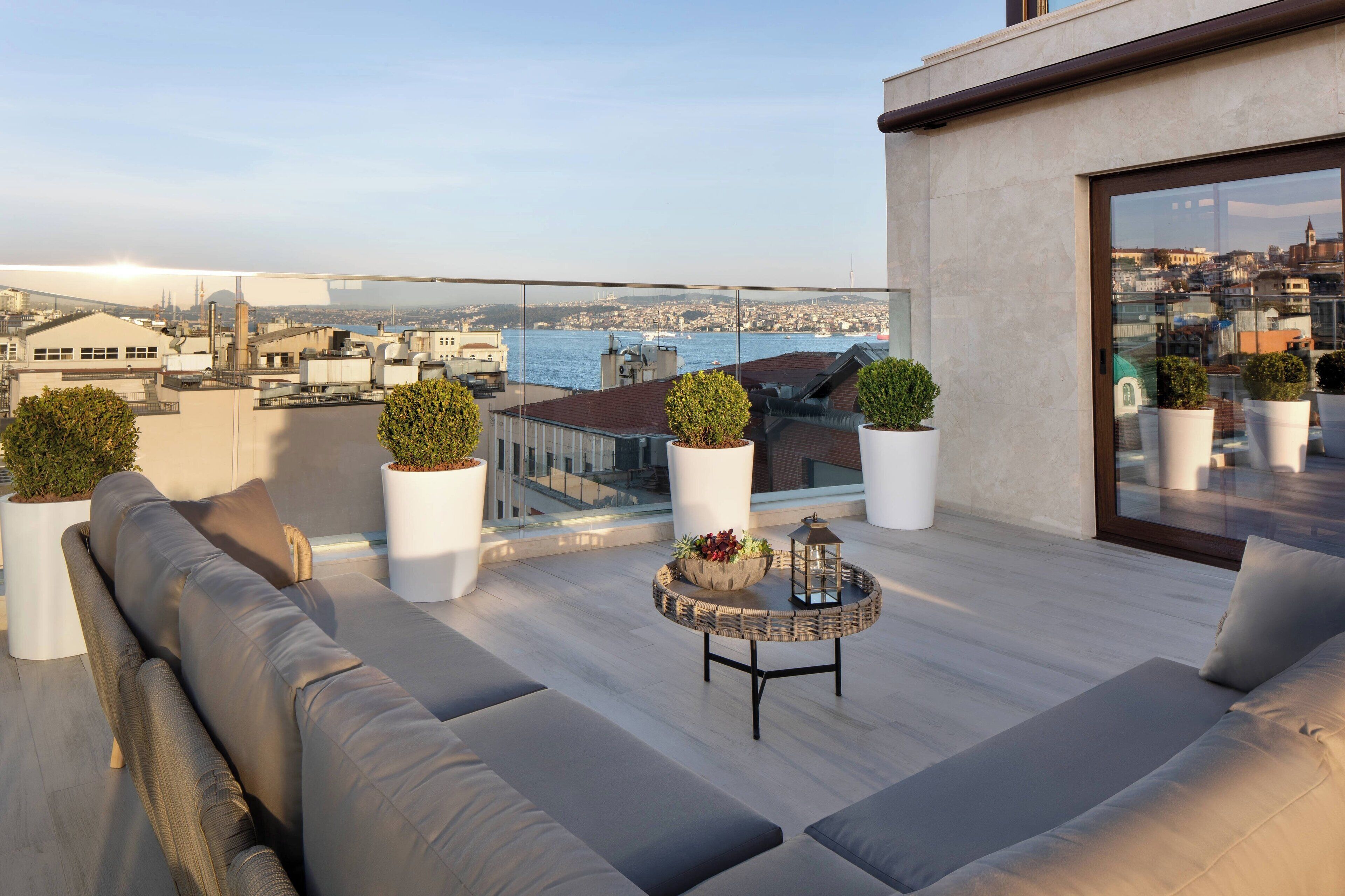 Royal-Suite, 1 Schlafzimmer, Terrasse | Hochwertige Bettwaren, Minibar, Zimmersafe, Schreibtisch