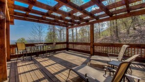 Outdoor dining - Bent Tree- Pet Friendly | Lake Blue Ridge Views | Screened Porch | Outdoor Fireplace and Living (Blue Ridge)