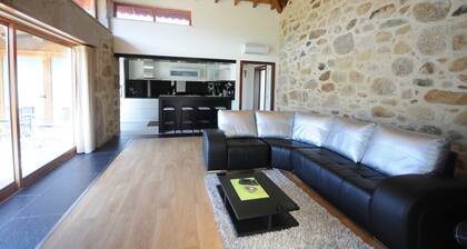 Erinomainen korkealaatuinen yksikerroksinen lomahuvila, josta on upeat näkymät.