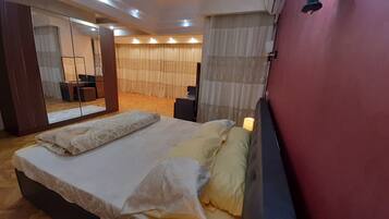 3 bedrooms, desk, iron/ironing board, free WiFi