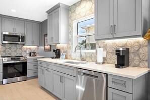 冷蔵庫、電子レンジ、オーブン、コンロ