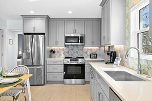 冷蔵庫、電子レンジ、オーブン、コンロ