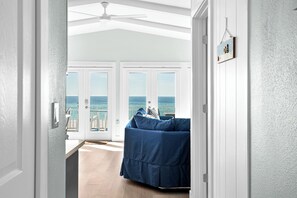 TV, caminetto, impianto stereo