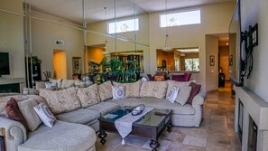 Télévision, cheminée, lecteur de DVD, livres