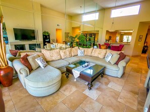 Télévision, cheminée, lecteur de DVD, livres