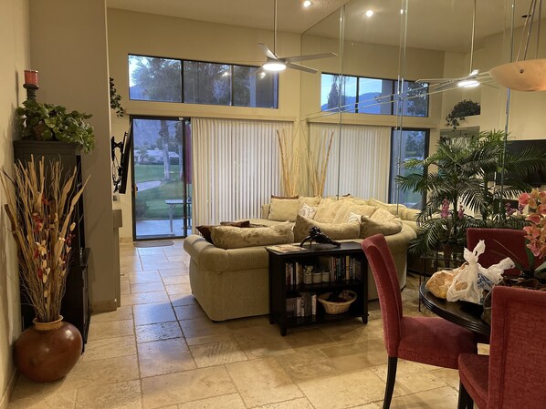 Fernseher, Kamin, DVD-Player, Bücher