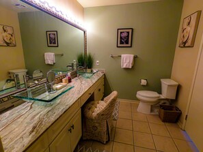Ensemble douche/baignoire, sèche-cheveux, serviettes fournies, savon