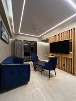 Luxury Suite | Living area | 32-inch LED TV with premium channels, TV