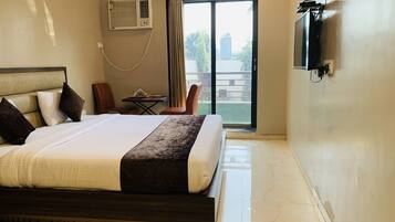 Premium Single Room, 1 King Bed, Smoking, City View | Premium bedding, Select Comfort beds, desk, laptop workspace