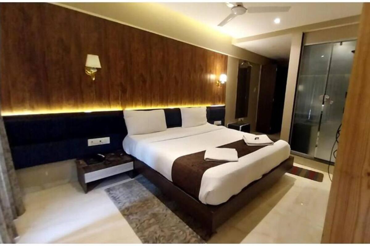 1 bedroom, premium bedding, Select Comfort beds, desk
