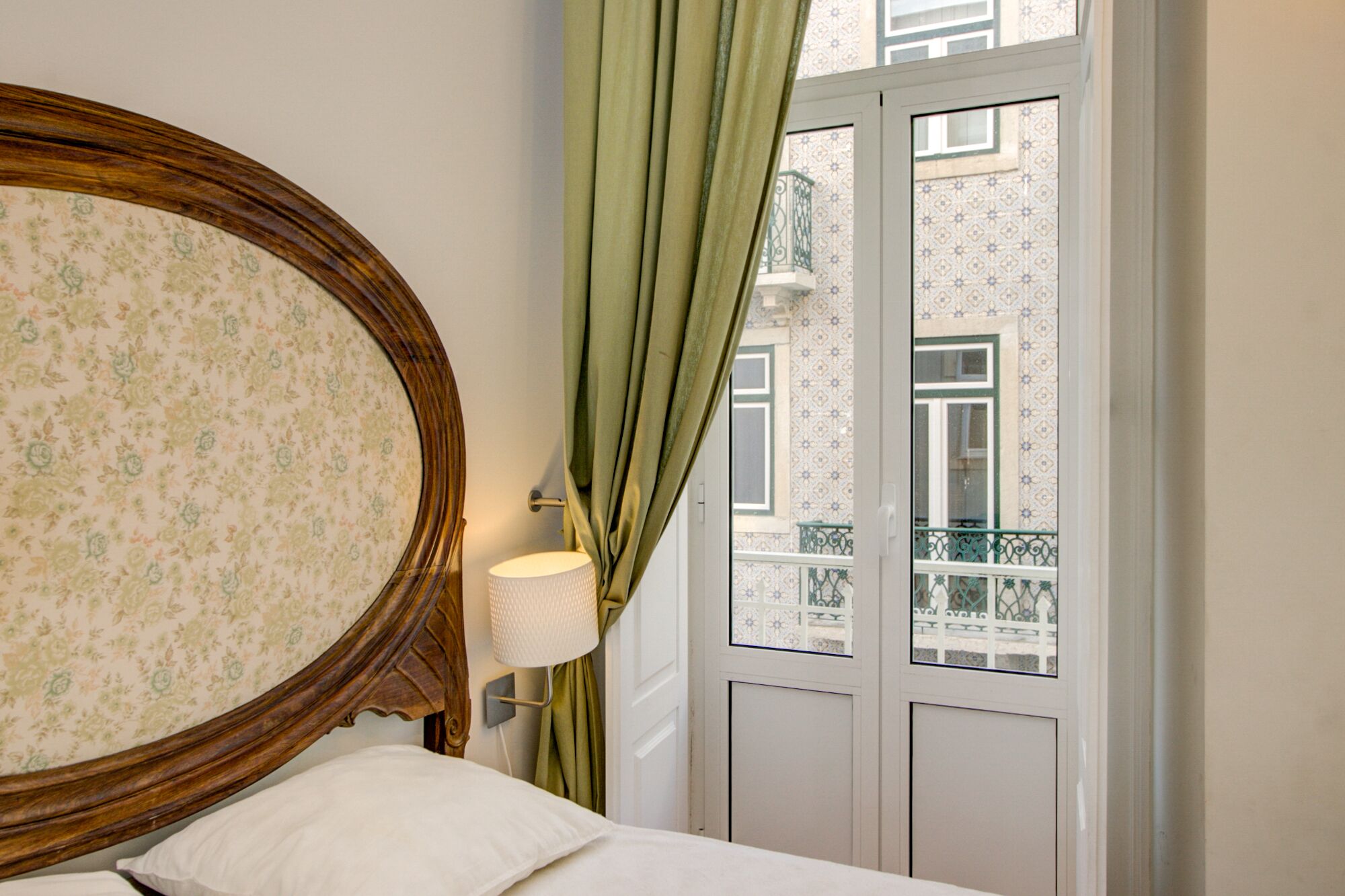 3 soverom, skrivebord, strykejern/-brett og reiseseng for barn