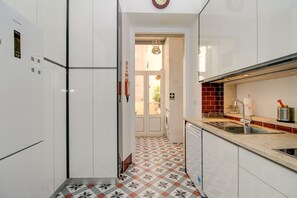 Kühlschrank, Mikrowelle, Ofen, Herdplatte