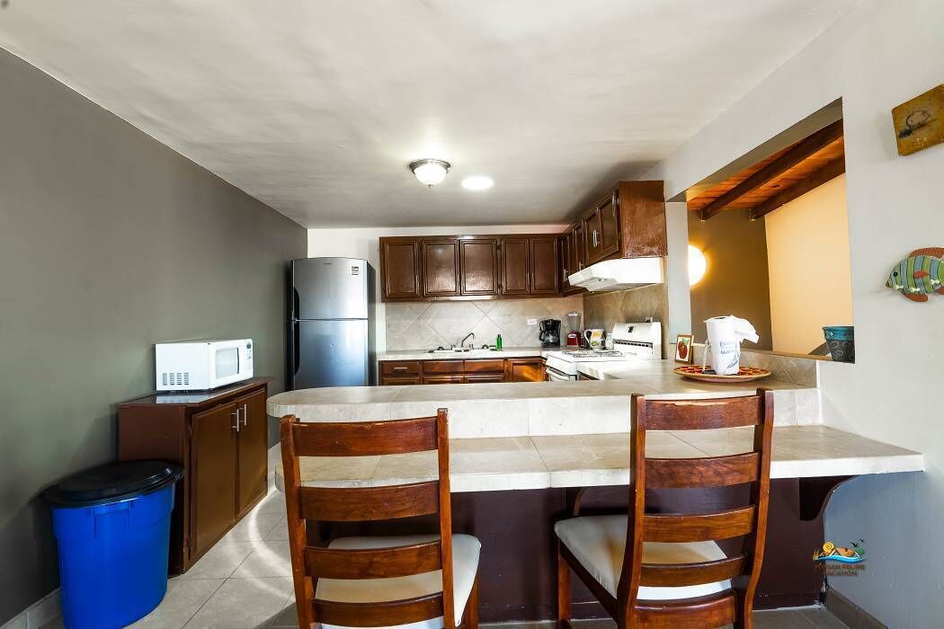 Jääkaappi, mikroaaltouuni, uuni, astianpesukone