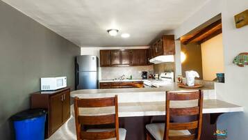 Jääkaappi, mikroaaltouuni, uuni, astianpesukone