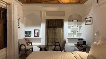 Deluxe Suite with Private Patio | Egyptian cotton sheets, premium bedding, pillowtop beds