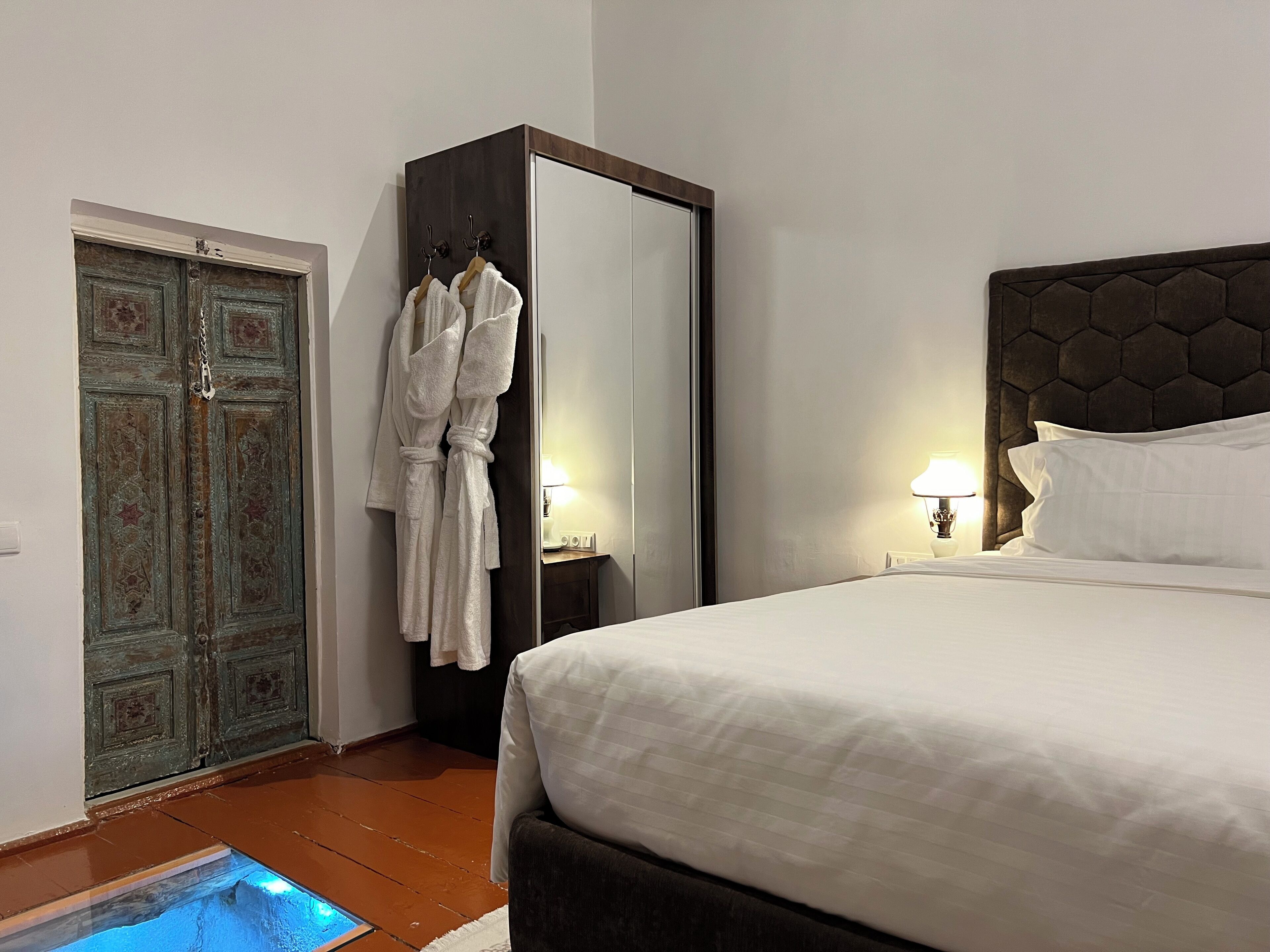 Habitación de lujo, no fumadores, vistas al patio | Sábanas de algodón egipcio y ropa de cama de alta calidad