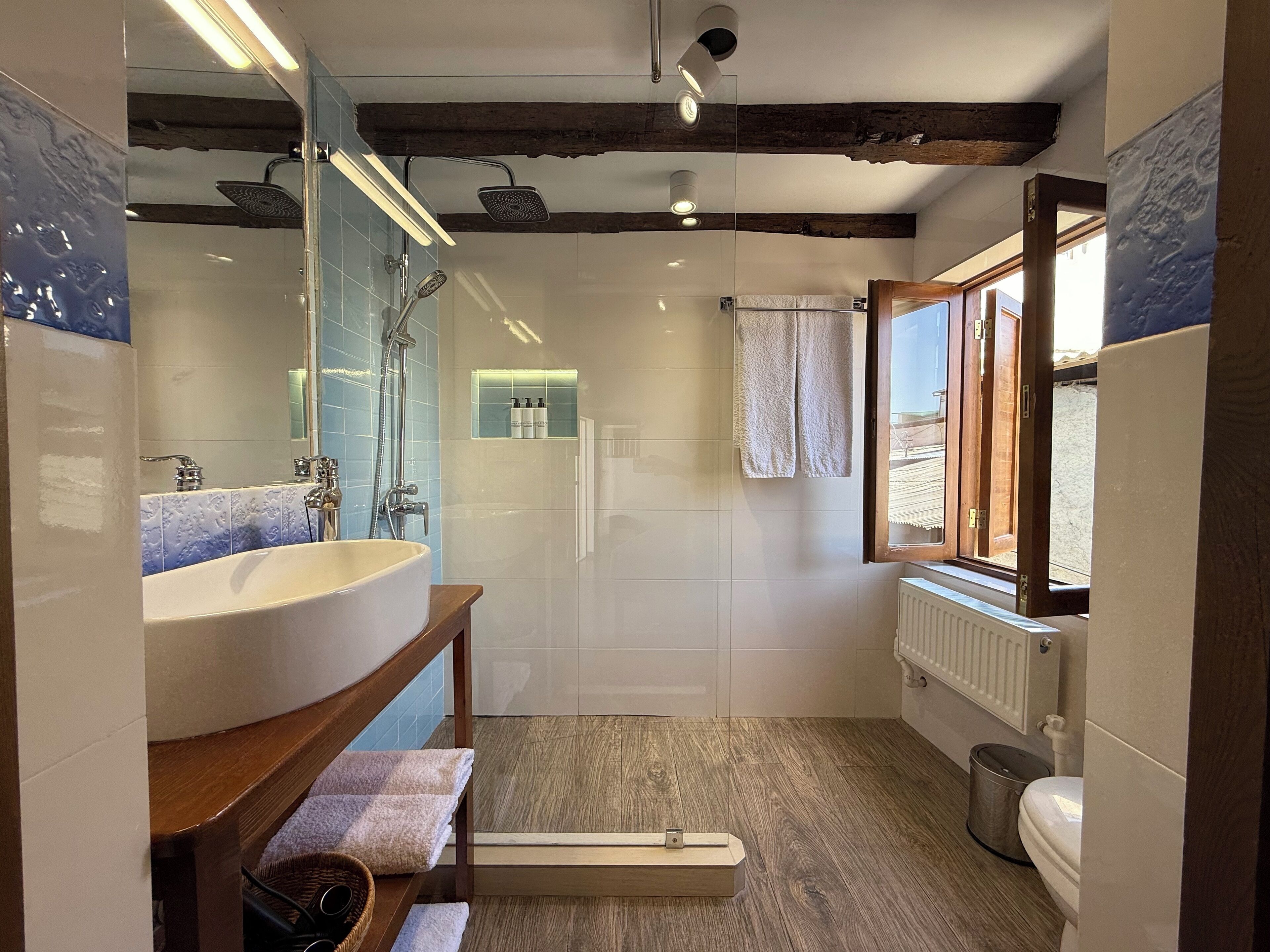 Design Double or Twin Room | Bilik Mandi | Kelengkapan dandanan diri mesra alam, pengering rambut, jubah mandi 