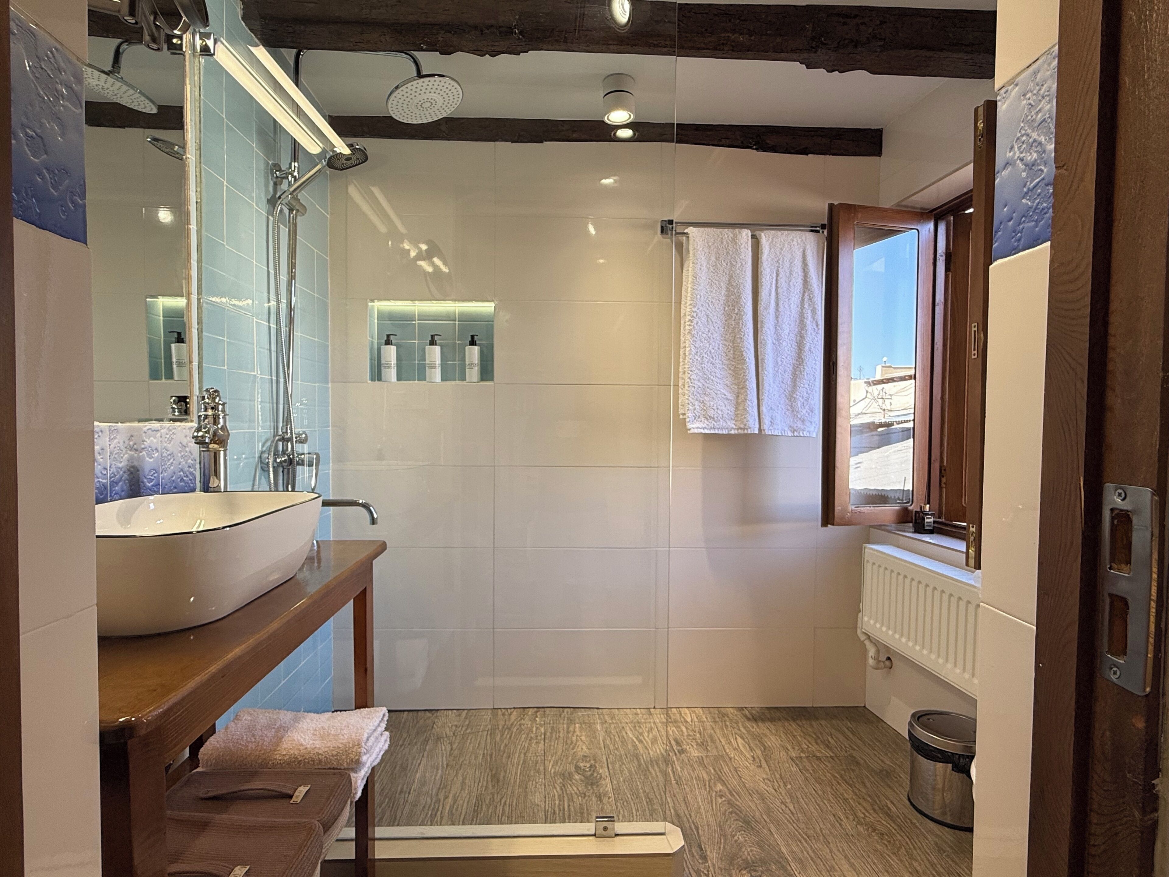 Chambre Design Double ou avec lits jumeaux | Salle de bain | Articles de toilette écologiques, sèche-cheveux, peignoirs, chaussons