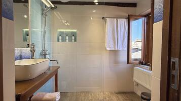 Chambre Design Double ou avec lits jumeaux | Salle de bain | Articles de toilette écologiques, sèche-cheveux, peignoirs, chaussons