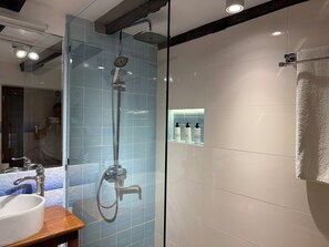 Quarto casal ou duplo design | Banheiro | Produtos de toalete biodegradáveis, secador de cabelo, roupões de banho 