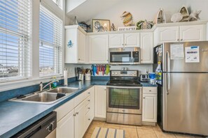 Full-sized fridge, microwave, oven, stovetop