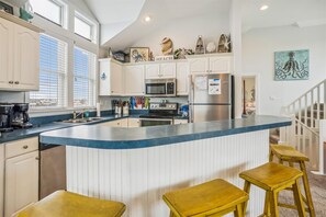 Full-sized fridge, microwave, oven, stovetop