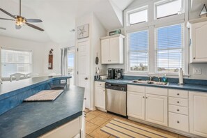 Full-sized fridge, microwave, oven, stovetop