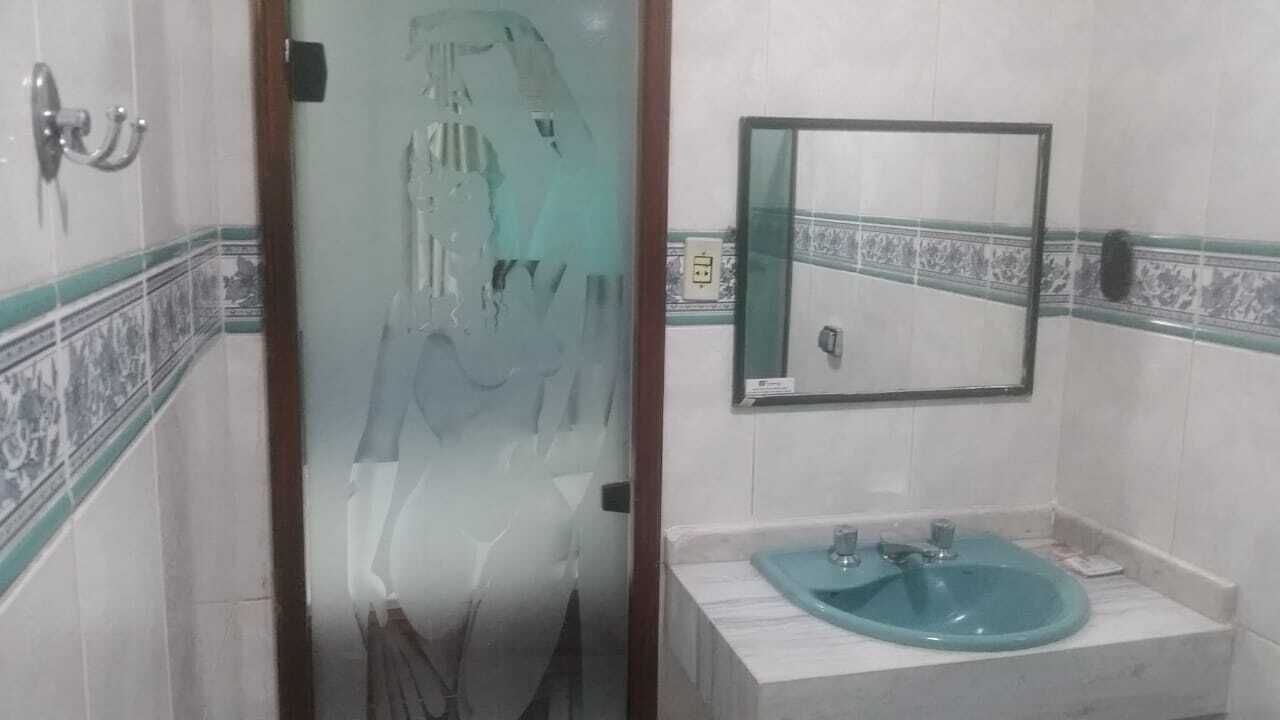 Suite Standard | Salle de bain | Articles de toilette gratuits, sèche-cheveux, chaussons