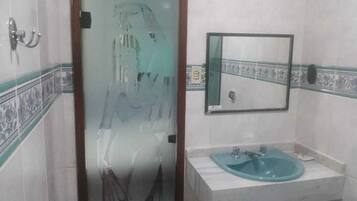 Artículos de tocador gratuitos, secador de pelo, pantuflas, toallas