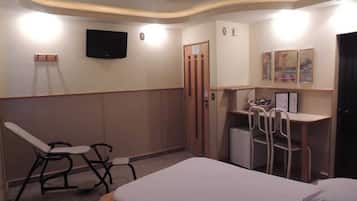 1 habitación, minibar y espacio para trabajar con laptop