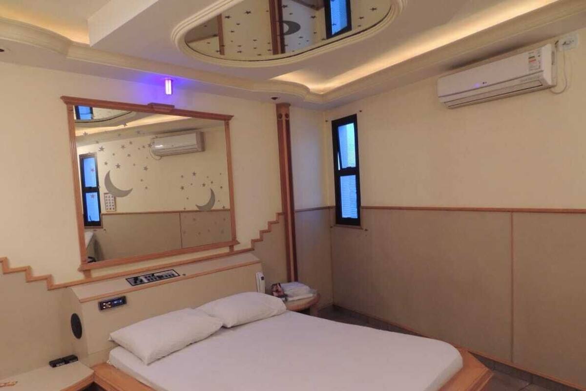 1 bedroom, minibar, laptop workspace, blackout drapes