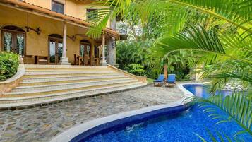 Alberca al aire libre y alberca climatizada