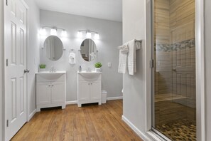 Ensemble douche/baignoire, sèche-cheveux, serviettes fournies, savon
