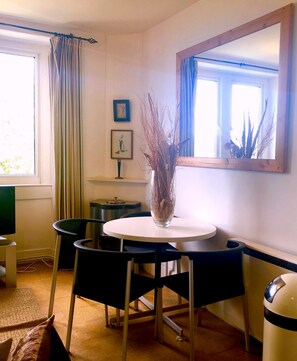 Dining - Laura’s Townhouse Apartments Ertes Atelier (Bath)