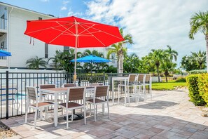 Outdoor dining - MI Happy Place Sea Horse 3 · Pet-Friendly · Manatee Beach (Holmes Beach)