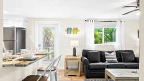 Un espacio habitable compacto con cocina, comedor y zona de estar.