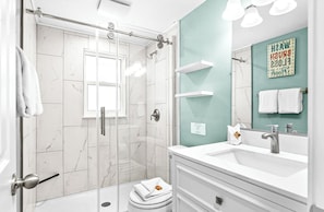 Ensemble douche/baignoire, serviettes fournies